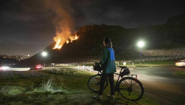 Cadena de incendios pone en alerta a Reino Unido durante pleno invierno | FOTOS. (AP)