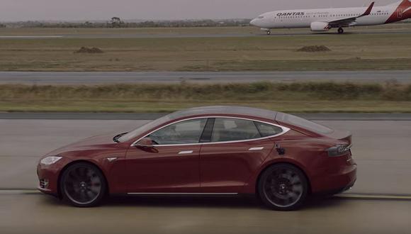 Un Tesla Model S se enfrenta a un Boeing 737 [VIDEO]