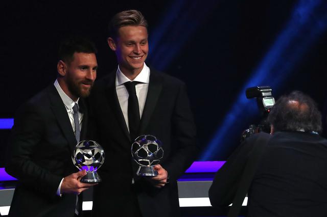 Messi junto a De Jong en los premios de la UEFA. (Foto: AFP)