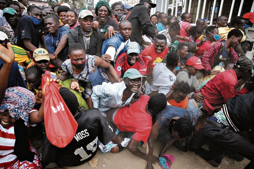 En una barriada de Nairobi, Kenia, la gente pugna por conseguir alimento. (Foto: AP / Brian Inganga)