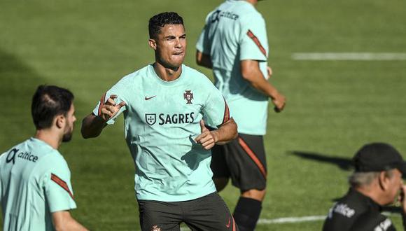 Cristiano Ronaldo recibió placa del Record Guinness por convertirse en máximo goleador de selecciones. (Foto: AFP)