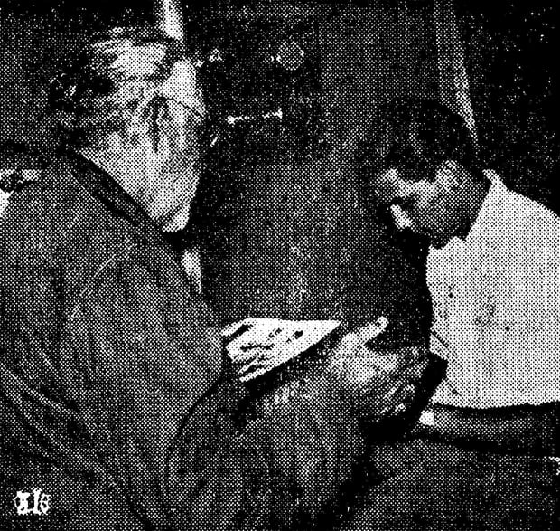 El periodista de El Comercio Mario Saavedra-Pinón en plena entrevista con el Nobel de Literatura, Ernest Hemingway. (Foto: GEC Archivo Histórico)