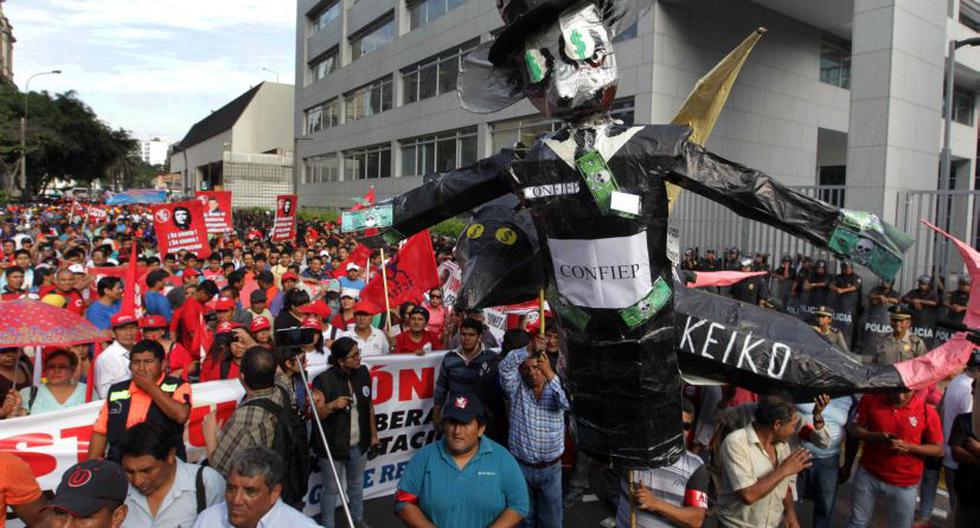 Marcha de la CGTP por las calles de Lima. (Foto: EFE)