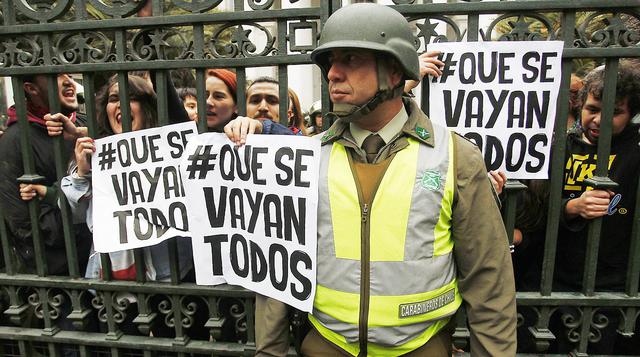 Detienen a 20 estudiantes chilenos tras encadenarse al Congreso - 1