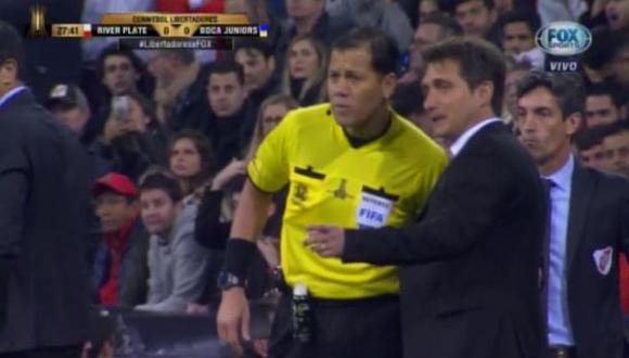 Luego de que el juez principal sancionara una infracción a favor de Boca Juniors, en el duelo ante River Plate, el técnico xeneize se dirigió a Víctor Hugo Carrillo para sostener un entretenido diálogo. (Video: FOX Sports)