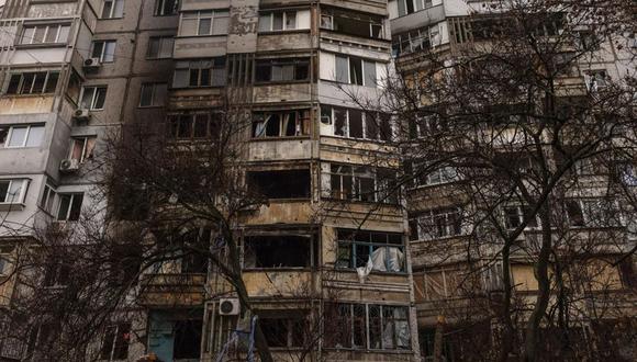 Un edificio residencial dañado después del reciente ataque ruso en Kherson, al sur de Ucrania, el 25 de noviembre de 2022. Las tropas rusas intensificaron el bombardeo de Kherson en los últimos días (Foto: EFE/EPA/ROMAN PILIPEY)