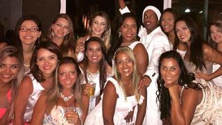 Ronaldinho celebró el Año Nuevo 2015 rodeado por lindas mujeres