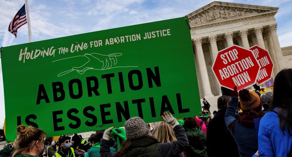 Activistas a favor del aborto y de la vida protestan a las puertas del Tribunal Supremo de Estados Unidos mientras el alto tribunal escucha los argumentos en una impugnación de una ley en Mississippi que supone un desafío directo a Roe v. Wade en Washington. (Foto: EFE)
