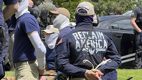 Las autoridades arrestan a miembros del grupo de supremacistas blanco Patriot Front cerca de un evento de orgullo gay en Idaho, Estados Unidos, el sábado 11 de junio de 2022. (Georji Brown vía AP).