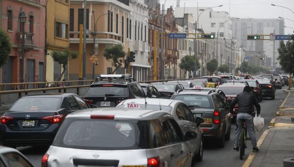 Los vehículos transitan por jirón Lampa hasta jirón Cusco, donde se registra gran congestión Vehicular. Los buses del Metropolitano sí continúan su recorrido habitual. (César Campos)