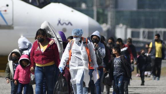 Migrantes guatemaltecos deportados desde EE.UU. llegan a la Base de la Fuerza Aérea en Ciudad de Guatemala. (Foto: Johan ORDONEZ / AFP)
