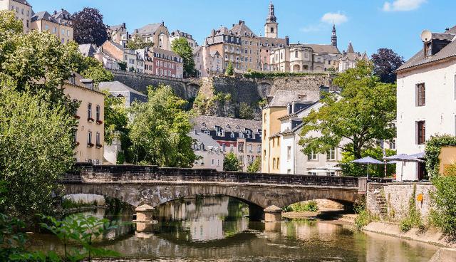 El puente del castillo de Luxemburgo conecta el Boulevard Real con la Avenida de la Liberté. (Foto: Shutterstock)