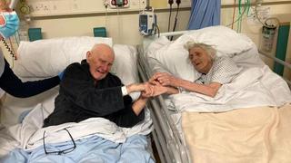 La tierna foto de una pareja que pidió estar unida en el hospital antes de morir de coronavirus