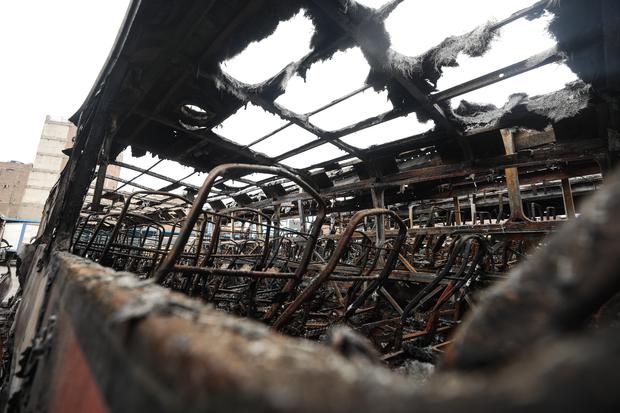 The flames quickly spread among the buses.  More than a dozen fire vehicles arrived to attend to the emergency.  (Photo: Lenin Tadeo/El Comercio)