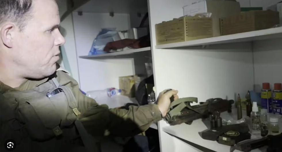 Un miembro del ejército de Israel dentro del hospital Al Shifa en Gaza. (Captura de video).