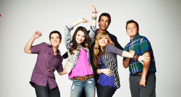 El elenco de iCarly se reúne por la boda del actor Nathan Kress