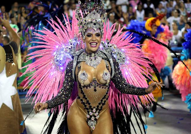 El carnaval de Río este año toco temas como la esclavitud, críticas a la intolerancia religiosa y recuperación de expresiones de la cultura popular, en respuestas  a la ola neoconservadora en Brasil. (Reuters)