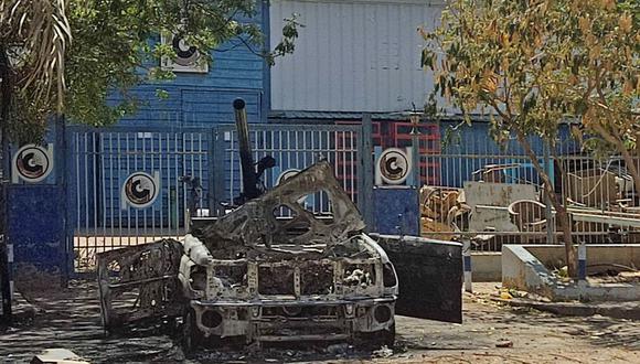 Esta imagen muestra un vehículo destruido de los paramilitares Rapid Support Forces (RSF) en el sur de Jartum el 19 de abril de 2023 en medio de los combates entre el ejército regular de Sudán y los paramilitares tras el colapso de una tregua de 24 horas (Foto: AFP)