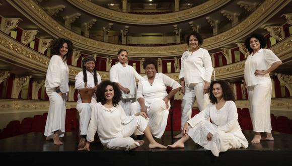 Grupo de actrices que escenificará el  poema "Me gritaron negra" de Victoria Santa Cruz, hoy en el Teatro Municipal (Foto: Anthony Niño de Guzmán)