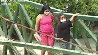 Cieneguilla: personas se exponen al cruzar puente dañado tras ser impactado por volquete | VIDEO