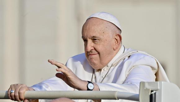 El Papa Francisco saluda desde el papamóvil al llegar a su audiencia general en la Plaza de San Pedro, Ciudad del Vaticano, el 22 de noviembre de 2023. (Papá) EFE/EPA /ALESSANDRO DI MEO