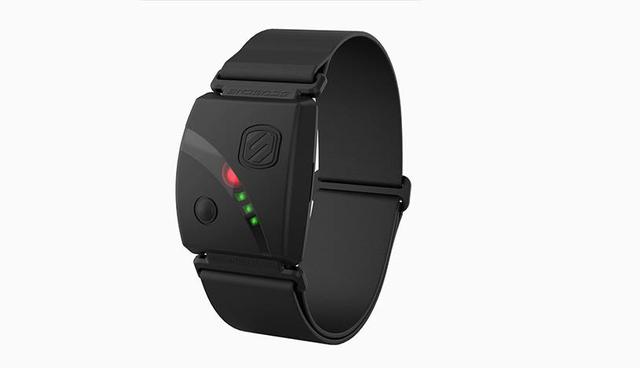 6. Monitor cardiaco SCOSCHE Rhythm24. Cómodo brazalete que mide la frecuencia cardíaca para maximizar el potencial en el running, así como en el ciclismo y la natación. Tiene una batería que puede durar hasta 24 horas y no necesita estar conectado a un celular.