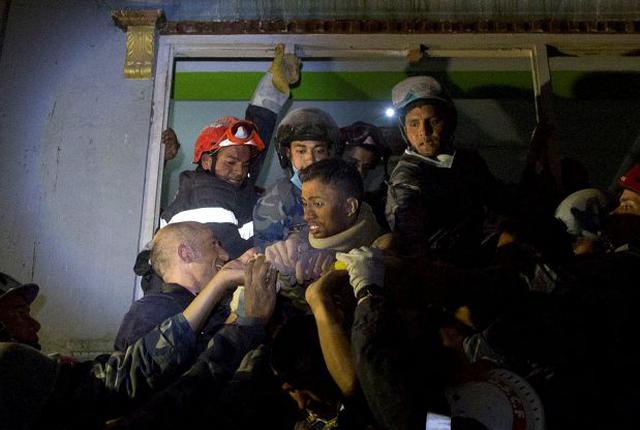 Nepal: Rescatan a hombre que pasó 80 horas bajo los escombros - 2