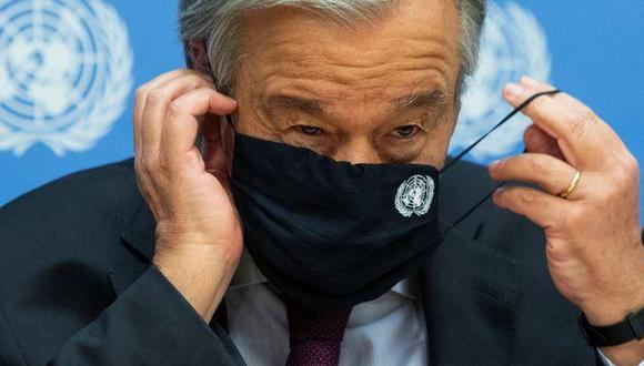 El secretario general de Naciones Unidas, Antonio Guterres, se ajusta la máscara antes de salir de una conferencia de prensa en la sede de la ONU en Nueva York. 20 de noviembre de 2020. (Foto de archivo: Reuters)