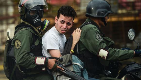 Desde abril, más de 3.580 manifestantes han sido arrestados por las fuerzas de seguridad. Según el Observatorio de Conflictividad Social, en Venezuela se registran 33 protestas diarias. (Foto: AFP)