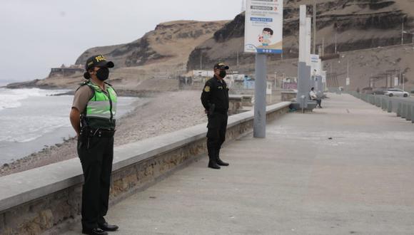 Más de 500 agentes de unidades administrativas se sumaron a las fuerzas policiales desplegadas en las playas en Lima. (Foto: GEC)