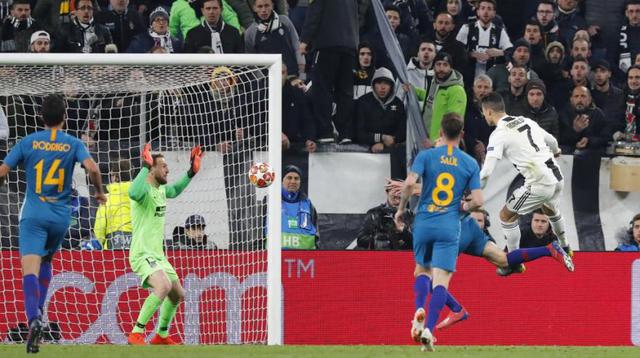 Cristiano Ronaldo, la estrella de la Juventus, le ganó por los aires al lateral del Atlético Madrid y conectó de cabeza para vencer la resistencia de Jan Oblak. (Foto: EFE)
