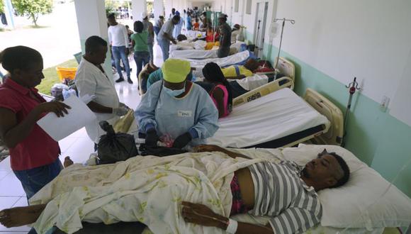 Las personas heridas en el terremoto son atendidas afuera del Hospital Ofatma porque algunas paredes interiores fueron agrietadas por el terremoto en Les Cayes, Haití. (Foto: AP / Fernando Llano).