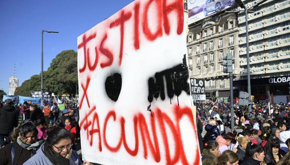 Cientos se reúnen en el Obelisco de Buenos Aires el 11 de agosto de 2023, después de que un hombre muriera tras los enfrentamientos en una protesta contra las próximas elecciones primarias en Argentina. (Foto: JUAN MABROMATA / AFP)