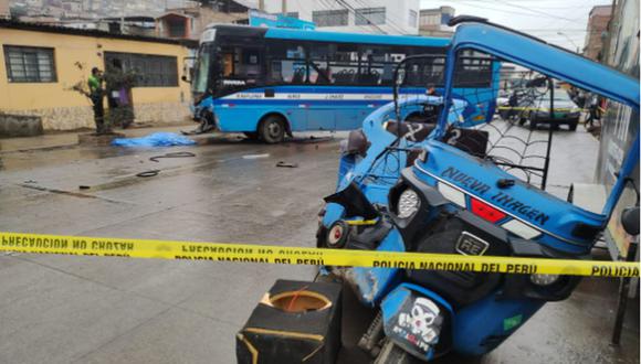Dos personas fallecidas dejó el choque entre un bus y una mototaxi en Villa María del Triunfo | Foto: Difusión