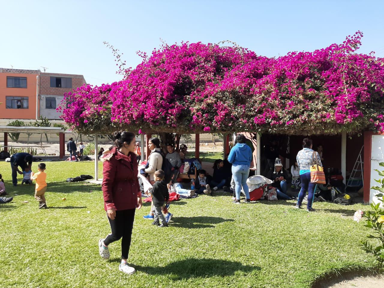Familias han pernoctado en la sede del consulado de Chile en Tacna. (Foto: Ernesto Suárez)