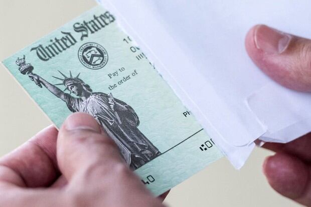 Las personas serán notificadas por correo sobre la forma en que será enviado el pago. Si la persona no recibe su pago debe ponerse en contacto con el IRS (Foto: Getty Images)