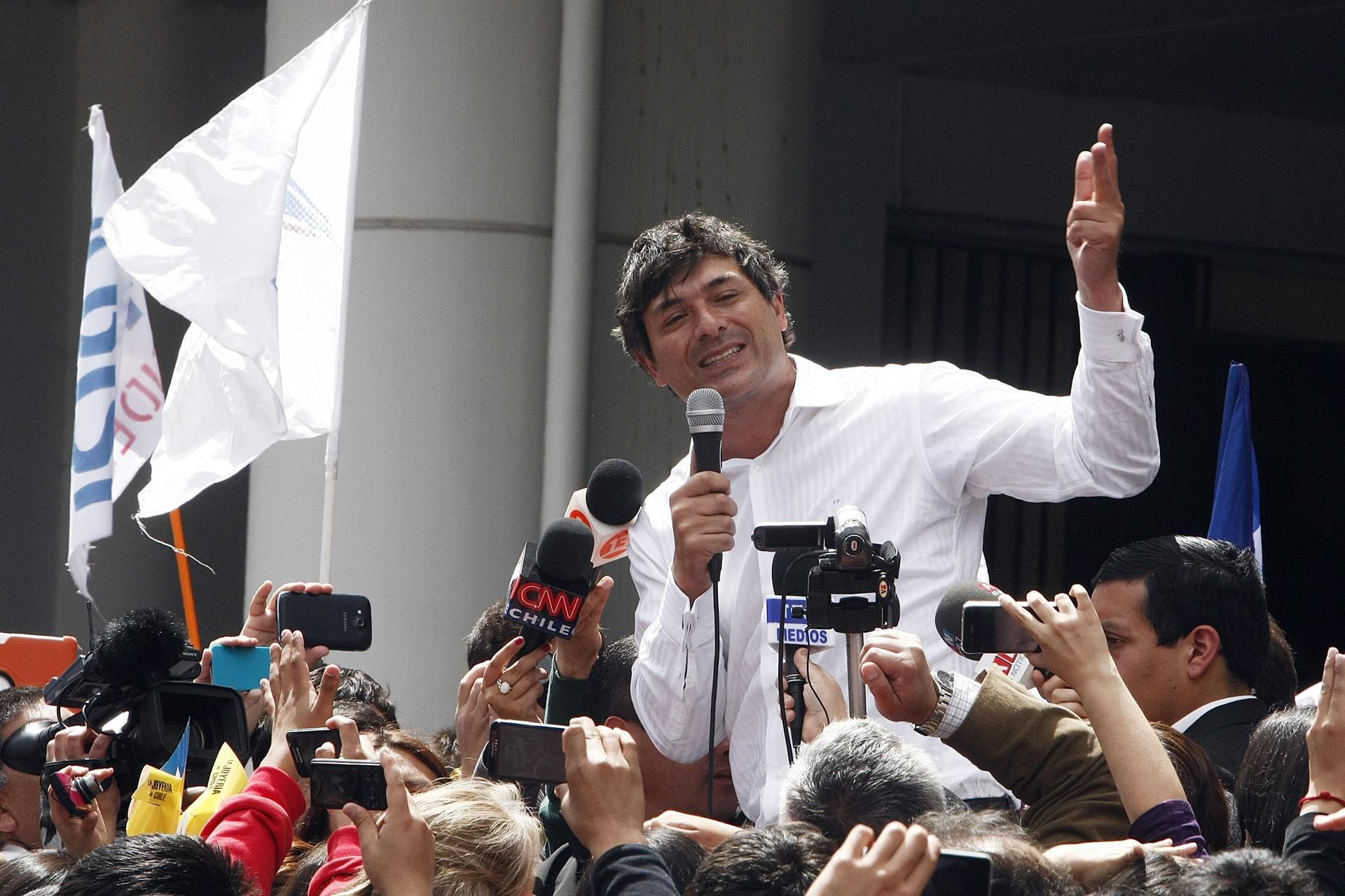 File photo dated Nov. 14, 2013, showing presidential candidate Franco Parisi addressing supporters during a visit to the city of Chillan.  (EFE / Mario Ruiz).
