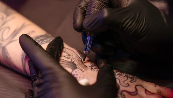 Un tatuador haciéndole un diseño a un cliente. | Imagen referencial: cottonbro studio / Pexels