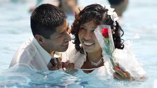 FOTOS: la boda en el agua celebrada hoy en Lima por el Día los Enamorados