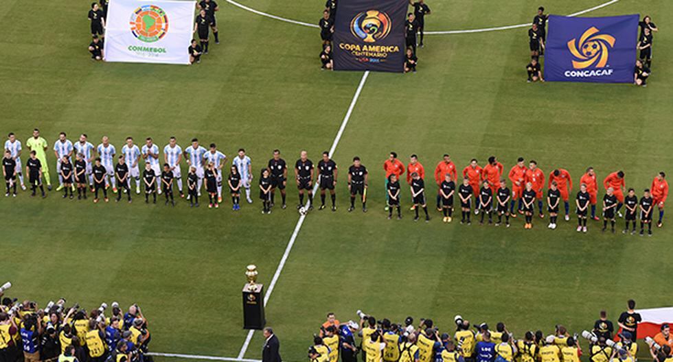 La entonación de los Himnos previo al inicio del partido Argentina vs Chile (Foto: AFP)