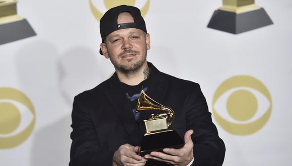 Residente posa con su Grammy al mejor álbum de rock latino en la 60 edición de losl Grammy Awards en New York. (Foto: AP)