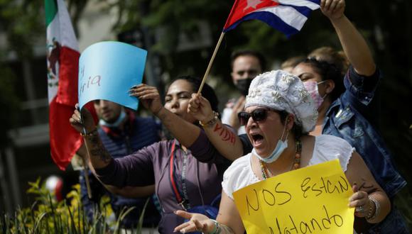La gente realiza una manifestación contra el gobierno cubano frente a la Embajada de Cuba en la Ciudad de México, México. (Foto: REUTERS / Luis Cortes).