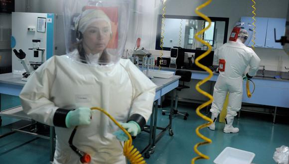 Los investigadores manipulan virus en el laboratorio P4 Jean Mérieux el 27 de febrero de 2008 en Lyon. (Foto referencial, JEAN-PHILIPPE KSIAZEK / AFP).