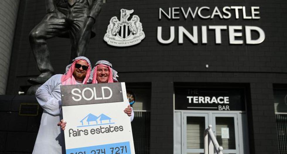 Hinchas del Newcastle celebran la venta del club en las afueras de su estadio. (Foto: AFP)