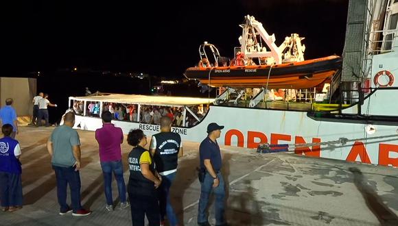 Guardia Costera italiana señaló que el barco Open Arms no se moverá del puerto de Empedocle (Sicilia) "hasta que se hayan corregido las irregularidades" registradas. (Foto: AFP)