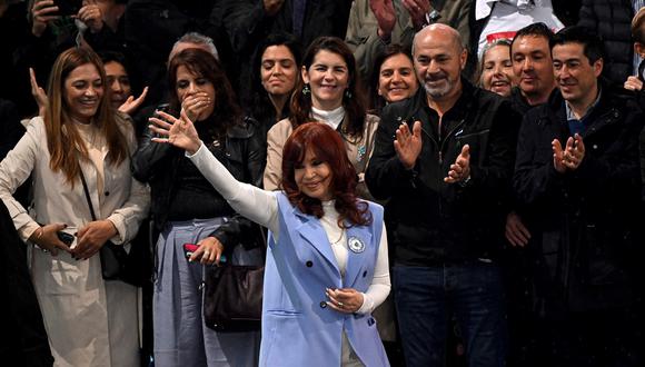 La vicepresidenta argentina Cristina Kirchner saluda a sus seguidores en la Plaza de Mayo, en Buenos Aires, el 25 de mayo de 2023. (Foto de Luis ROBAYO / AFP)