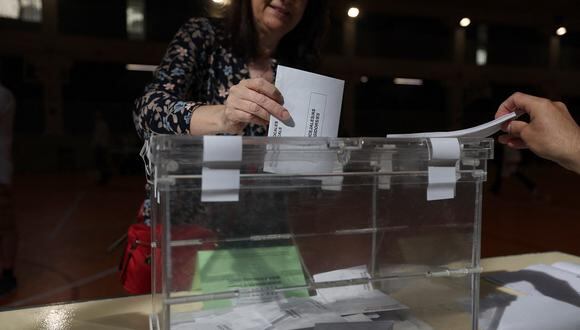 Una votante emite su voto en un colegio electoral en Barcelona el 28 de mayo de 2023 durante las elecciones locales y regionales. (Foto de Lluis GENE / AFP)