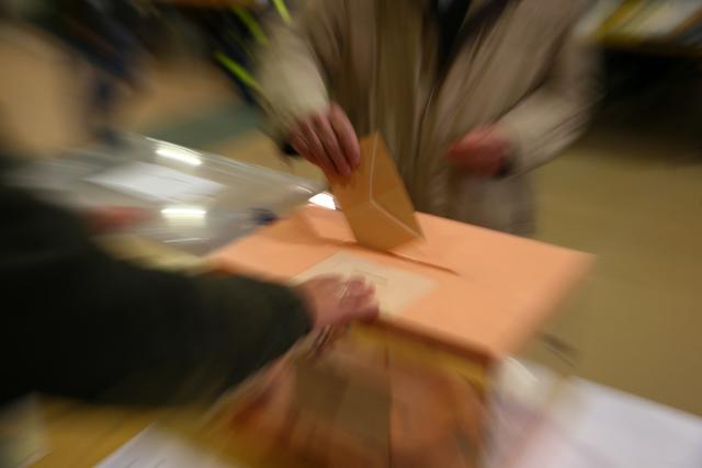 Foto 1 | Los 23,196 colegios electorales de España abrieron sus puertas a las 9 a.m. para recibir a los votantes. (Foto: EFE)