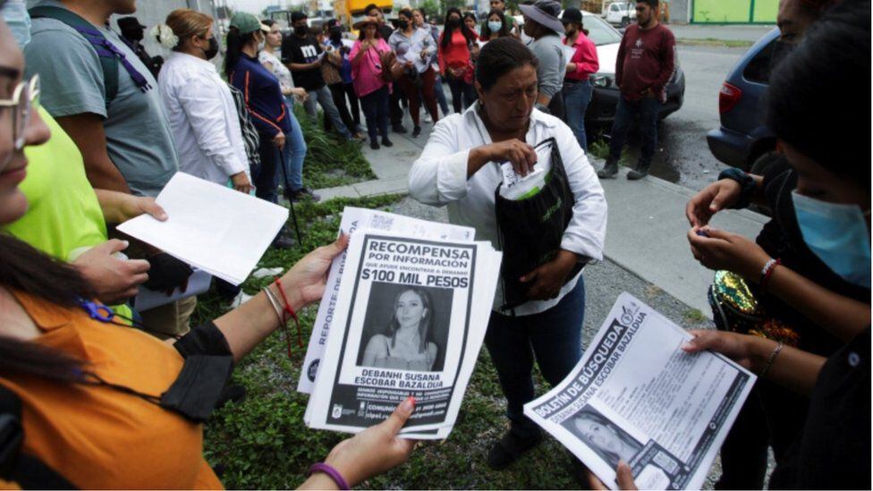 His mother, like other relatives and friends, actively participated in the search for Debanhi Escobar.  (REUTERS).