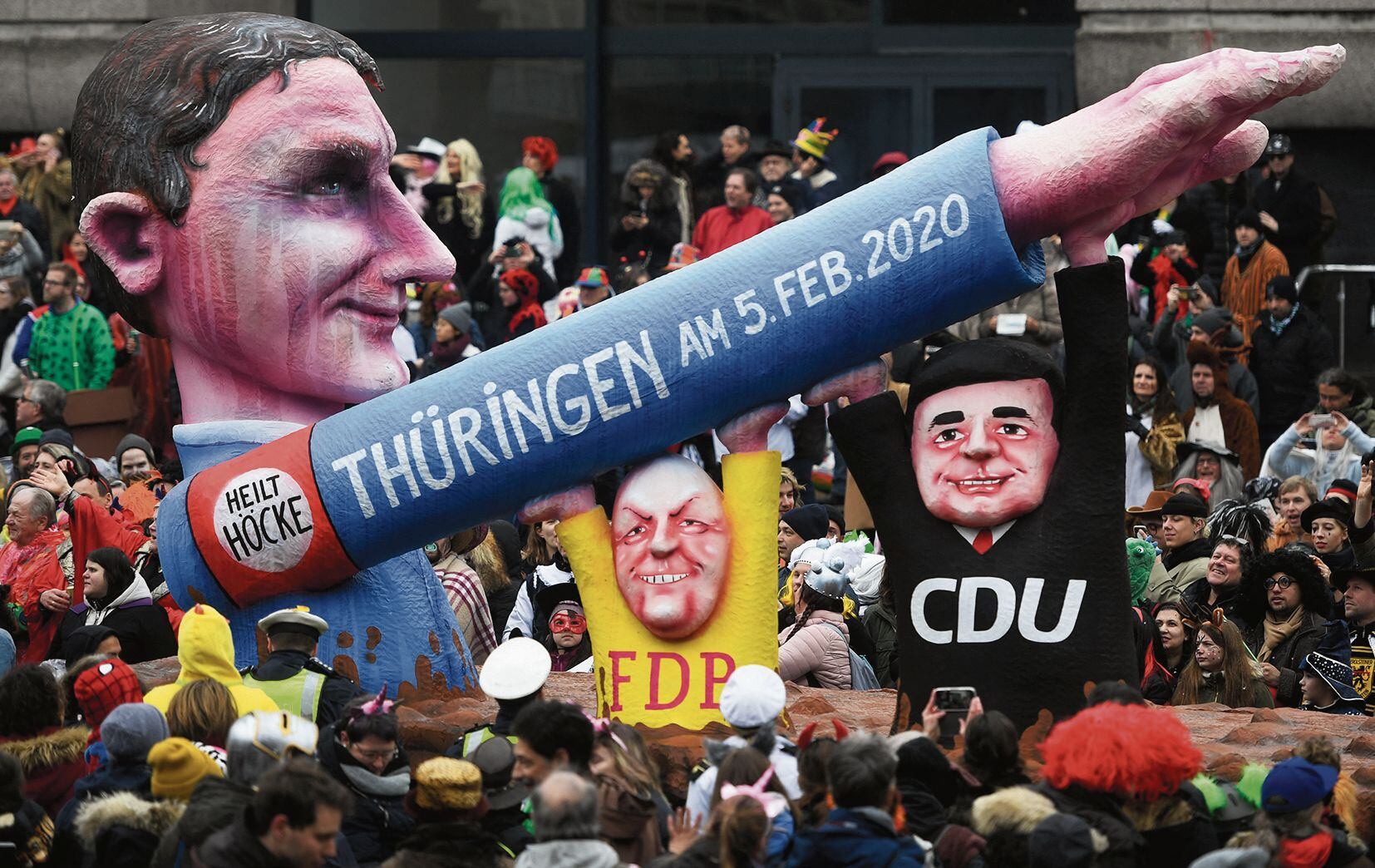 Un muñeco del líder de la derecha radical Björn Höcke hace un saludo nazi en un desfile en Dusseldorf en el 2020.Un partido extremista -acusado incluso de neonazi- podría ganar un gran respaldo pronto. (Foto: AFP)
